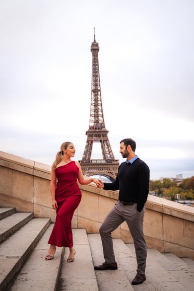 Paris: Eiffel Tower Photoshoot with a Pro Photographer