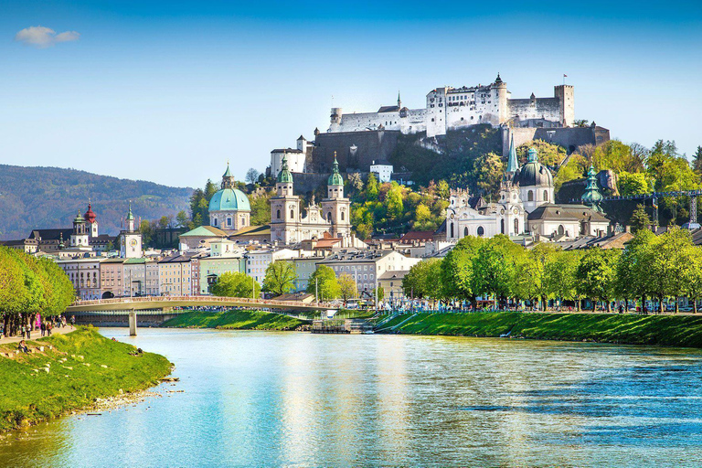 Von Wien aus: Tagestour nach Hallstatt und Salzburg &amp; Bootstour