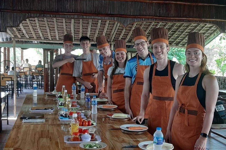 Clase de Cocina Vietnamita con una Familia Local en Hoi AnClase de Cocina con Mercado y Paseo en Barco