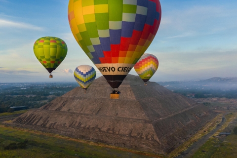 Teotihuacan : Vol en ballon avec petit-déjeuner dans une grotte naturelleVol en montgolfière, petit-déjeuner dans une grotte naturelle, transport