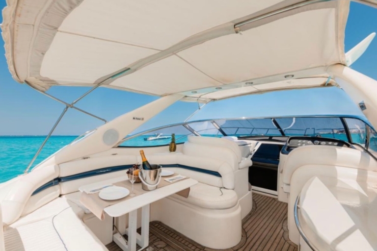 De Cancun à Isla Mujeres : Coucher de soleil sur un yacht privé de luxeEscapade en yacht de luxe (groupe moyen)