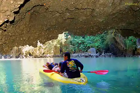 Excursion en canoë dans la grotte du crépuscule dans la baie de Phang Nga