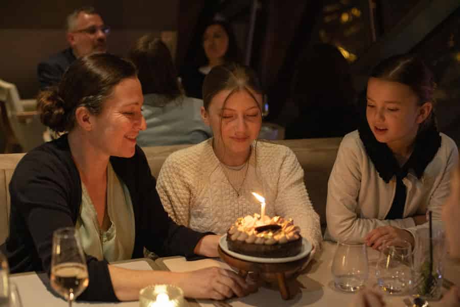 Paris: Elegantes Abendessen mit Getränken im Eiffelturm. Foto: GetYourGuide