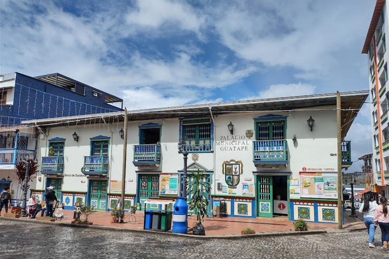 MEDELLIN: TOUR INGLÊS GUATAPE + PEÑOL VELHO + MALECON + BARCO RUMBERO