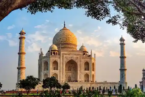 From Delhi: Taj Mahal and Agra Day Tour by Super-fast Train
