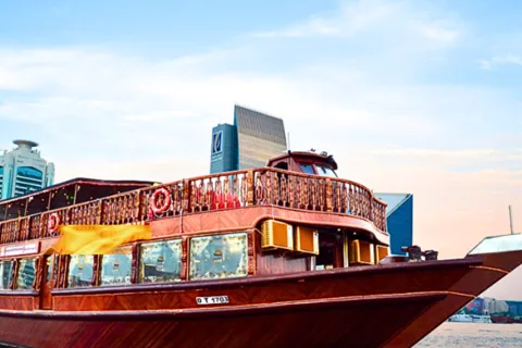 Dubaï : croisière en boutre avec dîner de style arabe et 4 spectacles de danse