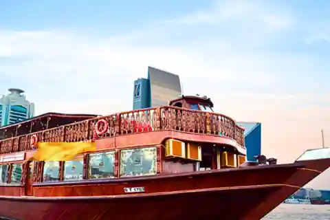 Dubai: Croazieră cu dhow, cină în stil arab și 4 spectacole de dans