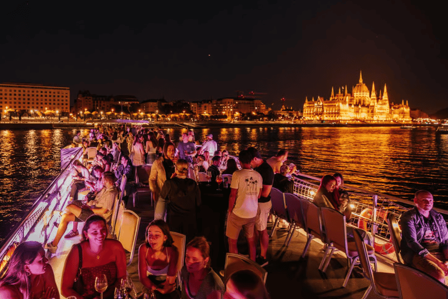 Donaufahrt mit unbegrenztem Prosecco und Aperol, Dachterrasse. Foto: GetYourGuide Donaufahrt mit unbegrenztem Prosecco und Aperol, Dachterrasse. Foto: GetYourGuide