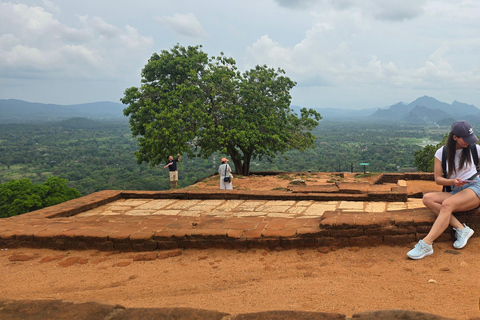 Kandy: Polonnaruwa, Sigiriya & Dambulla Private Tour