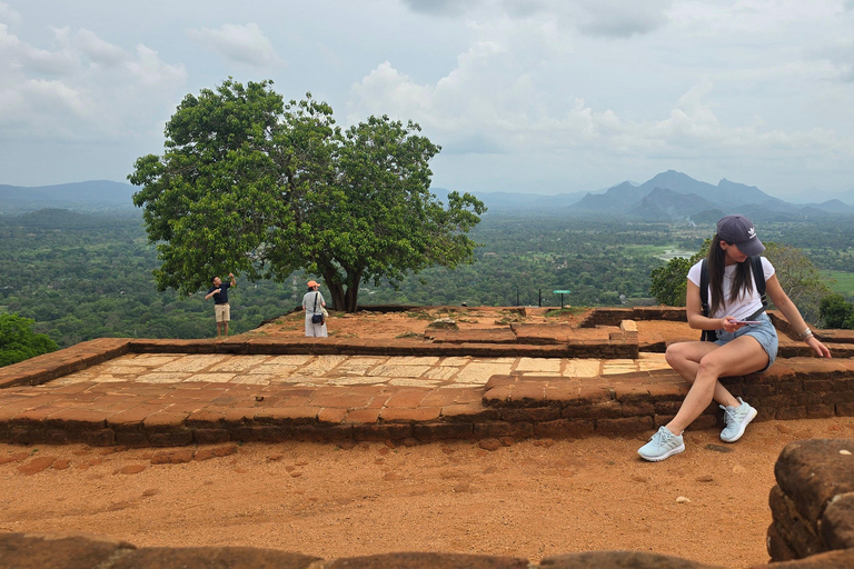 Kandy: Polonnaruwa, Sigiriya & Dambulla Private Tour
