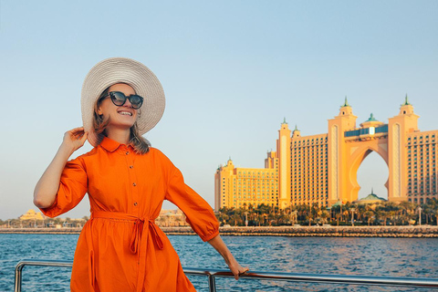 Dubai: Luxury Yacht Tour with Water Soft Drinks Dubai: Sunset Luxury Yacht Tour with Snack Box & Soft Drinks