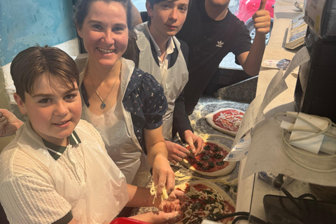 Nápoles: aula de pizza com vinho à discriçãoNápoles: aula de pizza com vinho ilimitado