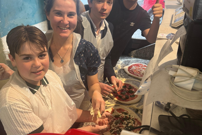 Nápoles: aula de pizza com vinho à discriçãoNápoles: aula de pizza com vinho ilimitado