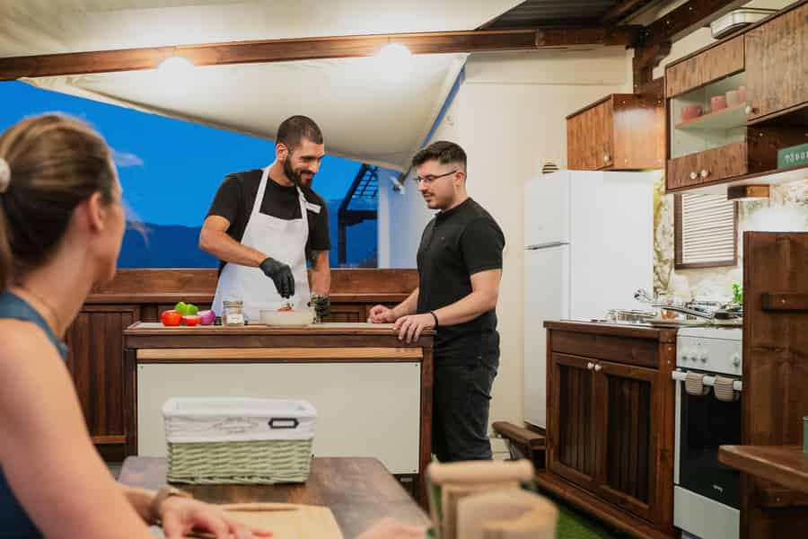 Unser Kochkurs & Abendessen auf einer Dachterrasse in Athen. Foto: GetYourGuide Unser Kochkurs & Abendessen auf einer Dachterrasse in Athen. Foto: GetYourGuide