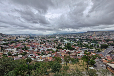 Tbilisi: tour a piedi serale della città vecchiaTbilisi: tour a piedi serale nella città vecchia