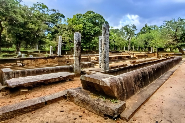 Anuradhapura: wycieczka tuk tukiem po starożytnym mieściePoranna wycieczka Tuk Tukiem