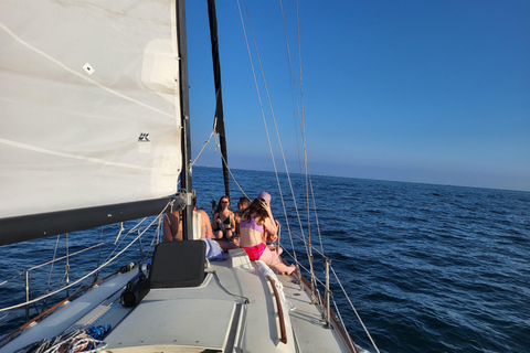 لوس أنجلوس: الإبحار عند غروب الشمس مع الموسيقى