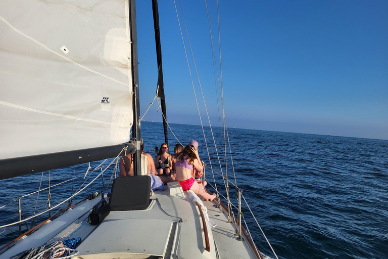 لوس أنجلوس: الإبحار عند غروب الشمس مع الموسيقى