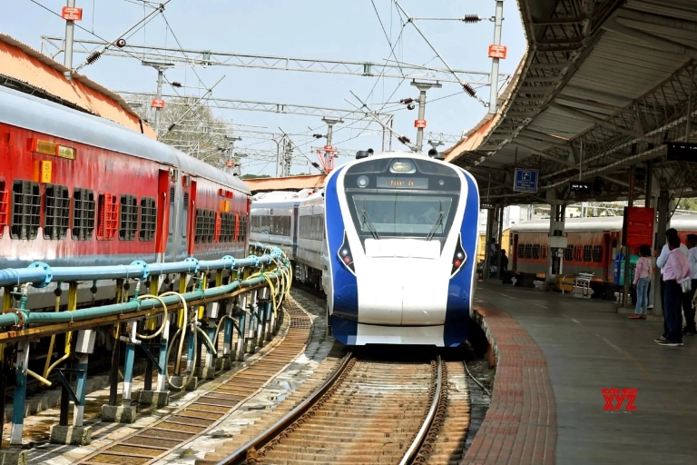 Z Delhi: wycieczka do Taj Mahal superszybkim pociągiem all inclusiveWycieczka pociągiem pierwszej klasy z samochodem, przewodnikiem, biletami i lunchem