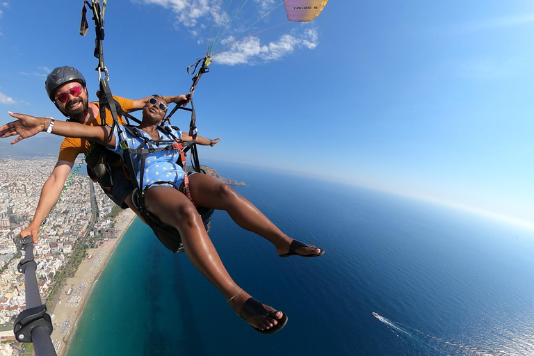 Aventura de parapente biplaza en Alanya con pilotos profesionales.Experiencia de parapente biplaza con servicio de recogida del hotel