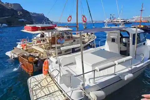 Santorini: Traditional Sunset Boat Cruise with Food & Drinks