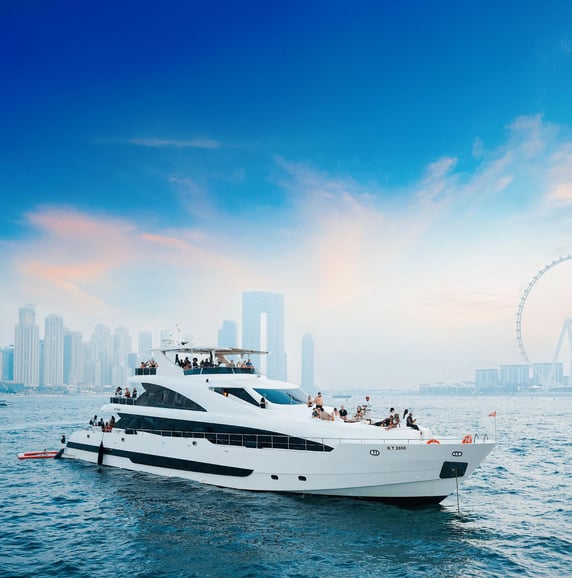 Dubai: tur de lux cu superiaht, DJ live, înot și bar deschis
