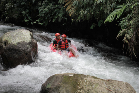 Ubud: Pakerisan Jungle River Tubing Abenteuer mit MittagessenTubing-Abenteuer mit Treffpunkt