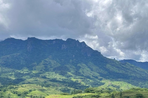 Nadi: Wycieczka do wodospadu z przekąskami i lunchemNadi: Wycieczka do wodospadu z poczęstunkiem i lunchem
