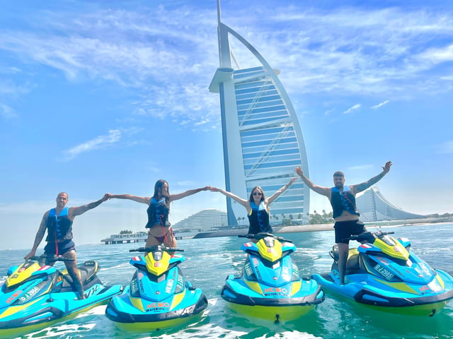 Dubai: Excursión en moto acuática por el Burj Al Arab con helado y foto gratis