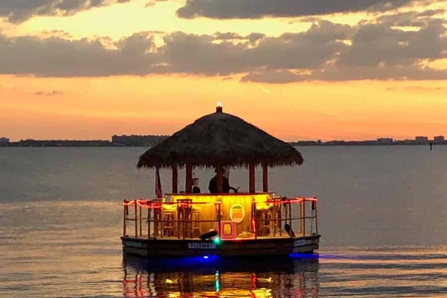 Orange Beach: Tiki-Bay-Bootstour bei Sonnenuntergang (BYOB). Foto: GetYourGuide