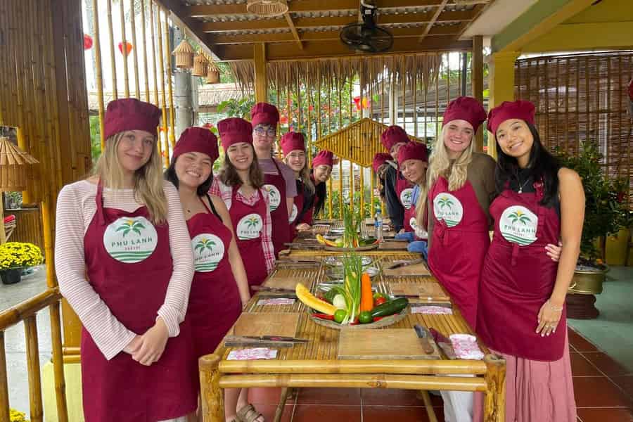 Hoi An: Kochkurs, Korbboot, Kaffee und Laternenherstellung. Foto: GetYourGuide Hoi An: Kochkurs, Korbboot, Kaffee und Laternenherstellung. Foto: GetYourGuide