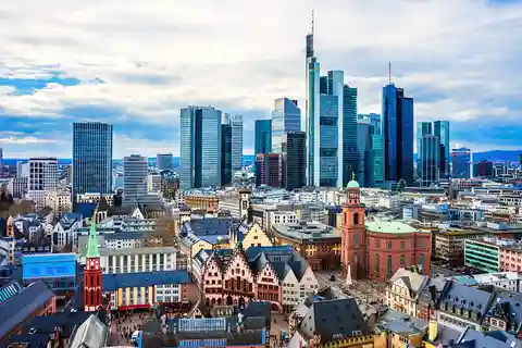 Frankfurt: Walking tour in Russian in private - just for you and your friends