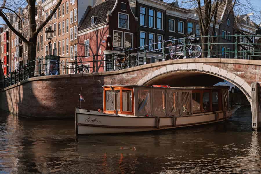 Amsterdam: 2-stündige luxuriöse Grachtenfahrt mit unbegrenzten Snacks. Foto: GetYourGuide Amsterdam: 2-stündige luxuriöse Grachtenfahrt mit unbegrenzten Snacks. Foto: GetYourGuide