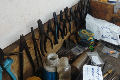 Galle : Craft Your Own Silver Jewelry with a Local family Galle : Silversmithing Workshop with Snacks