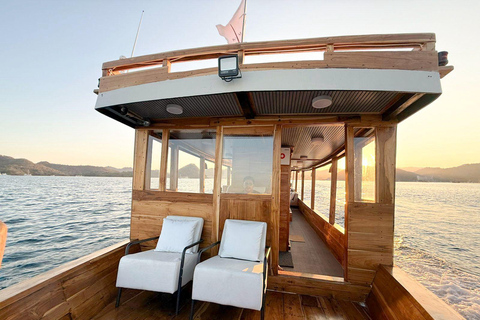 Komodo: Full-Day Sailing Trip by New Luxury Phinisi