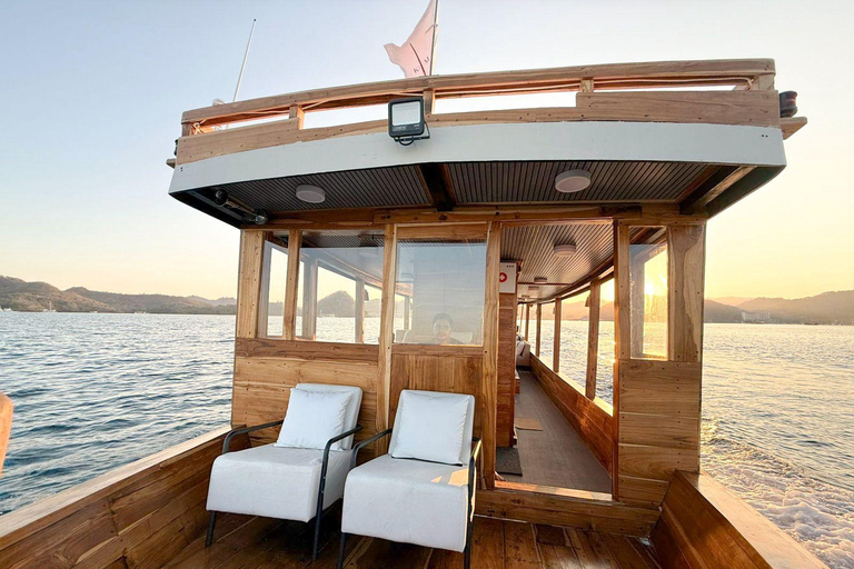 Komodo: Full-Day Sailing Trip by New Luxury Phinisi