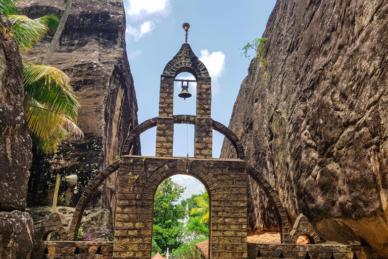 Bandaranaike Airport to Sigiriya Transfer with Highlights