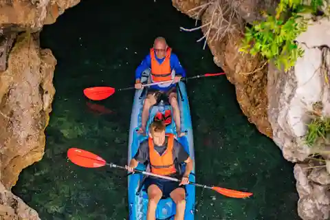 Pula : excursion en kayak sur trois îles avec photo dans une grotte et plongée avec tuba