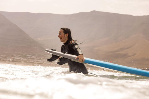 Lanzarote: Beginner's surfing lesson at Famara beach Package of 3 beginner surfing lessons (2 hours each)