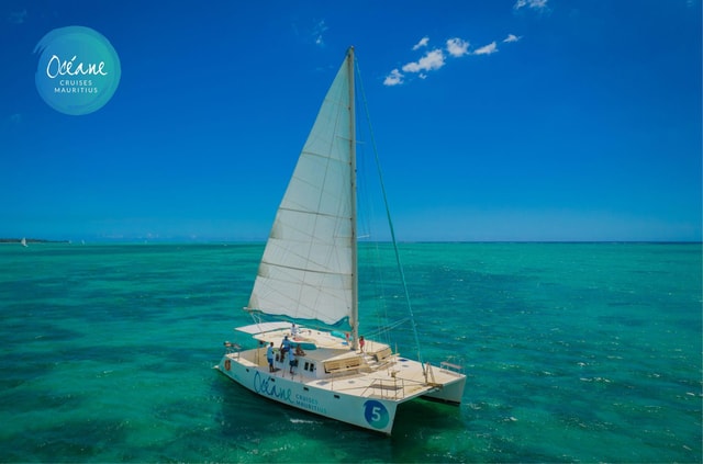 Île aux Cerfs: Private Catamaran Cruise with Gourmet Lunch