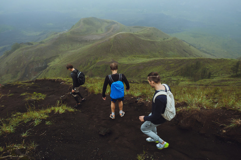 Góra Batur: wycieczka trekkingowa o wschodzie słońcaMount Batur: Small Group Sunrise Trekking