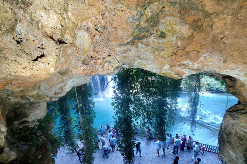 Antalya : Visite guidée de la ville avec billets pour les chutes d'eau et déjeuner.Tour en bateau