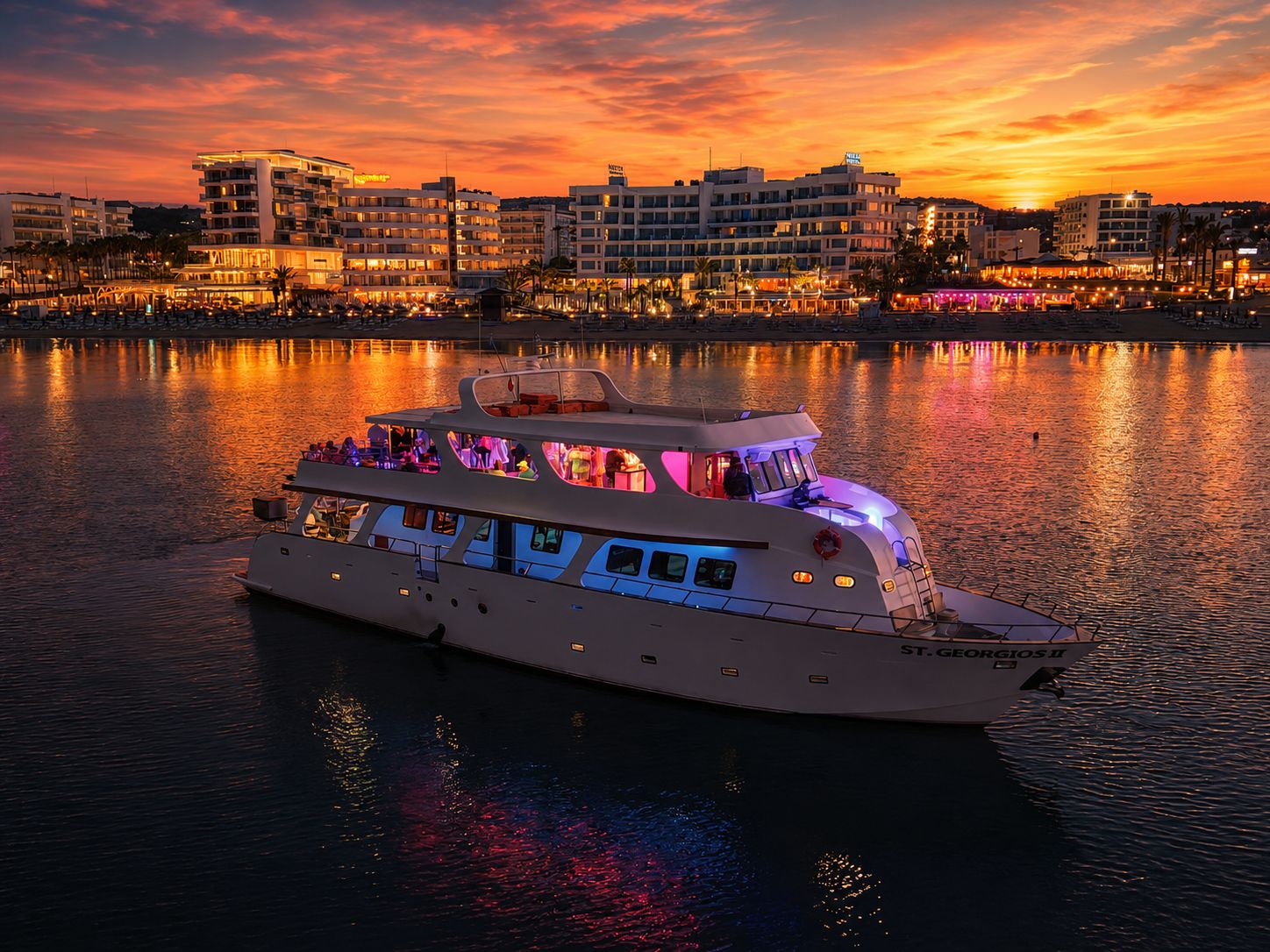 Protaras: 80er und 90er Jahre Sonnenuntergangs-Kreuzfahrt mit zypriotischem Abendessen & DJ