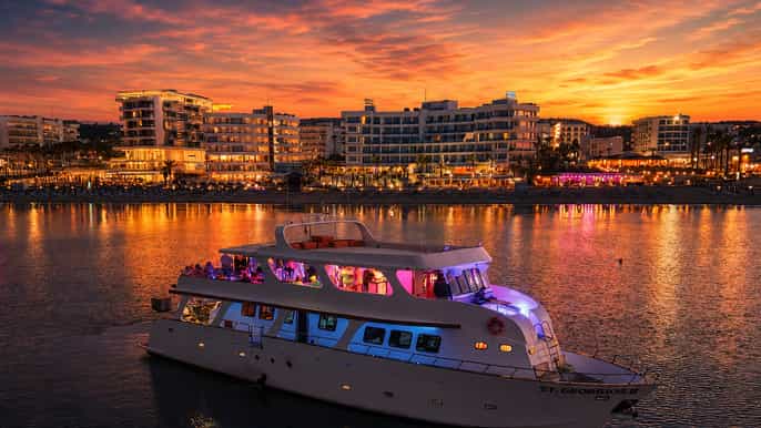 Protaras: 80s and 90s Sunset Cruise with Cypriot Dinner & DJ