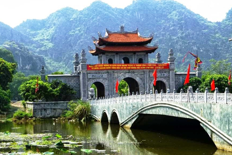 Från Hanoi: Hoa Lu &amp; Tam Coc med buffélunch &amp; cyklingFrån Hanoi: Hoa Lu och Tam Coc med lunchbuffé och cykling