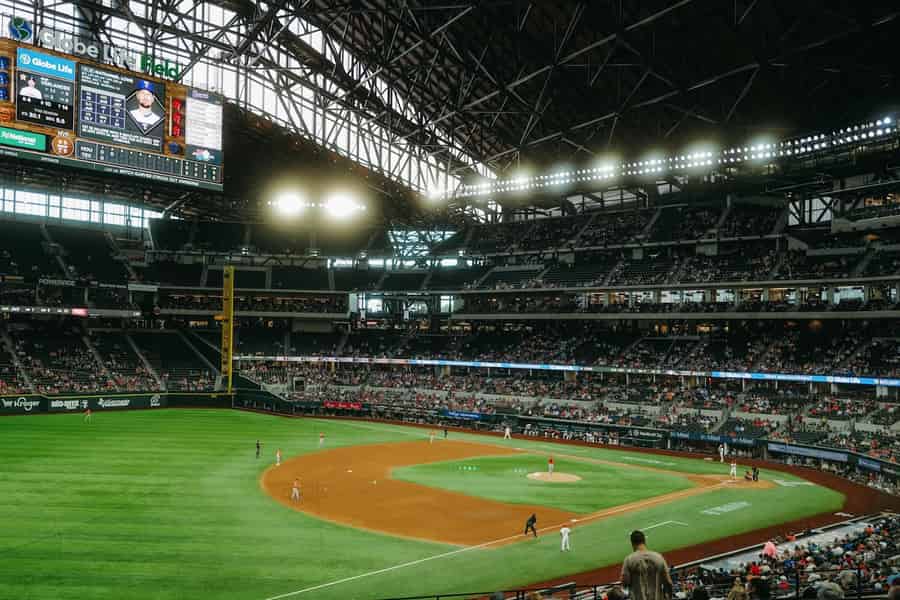 Dallas: Baseballspiel der Texas Rangers im Globe Life Field. Foto: GetYourGuide
