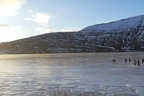 Akureyri: wędkarstwo podlodowe z gorącym kakao