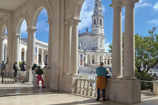 From Lisbon: Private Santarem Holy Miracle & Fatima Tour