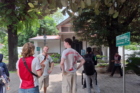 Yogyakarta: Sultan Palace and Water castle Guided Tour Water castle Guided Tour