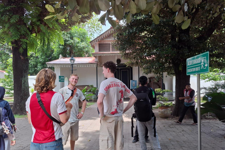 Yogyakarta: Sultan Palace and Water castle Guided Tour Water castle Guided Tour